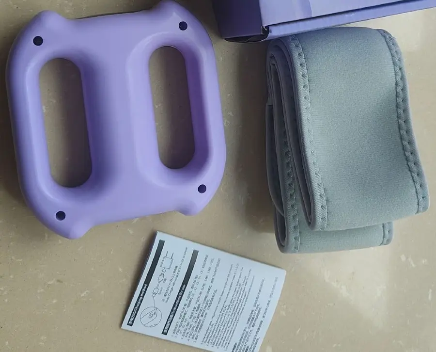 Contenu de la boîte : l'anneau, la ceinture de maintien et la notice